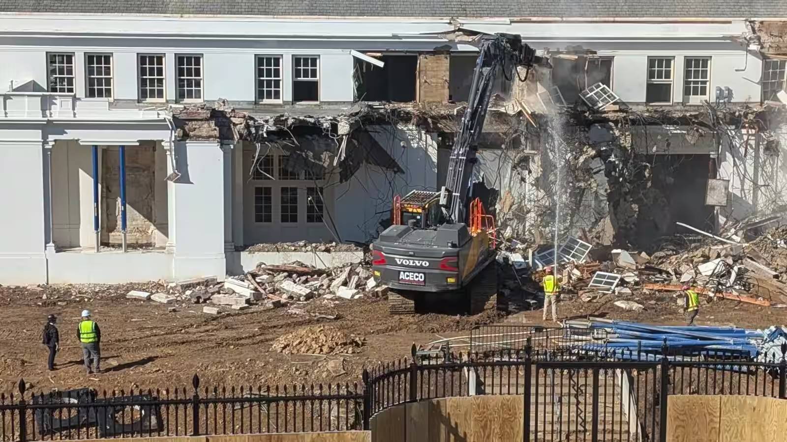 Demolition crew dismantles the East Wing façade of the White House in Washington, October 2025