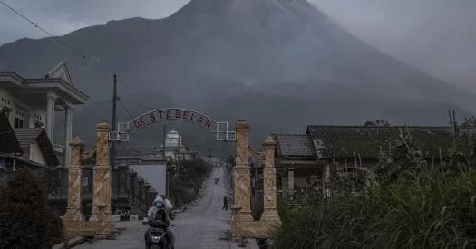 Doomsday volcano alert in Indonesia as Merapi releases incandescent lava