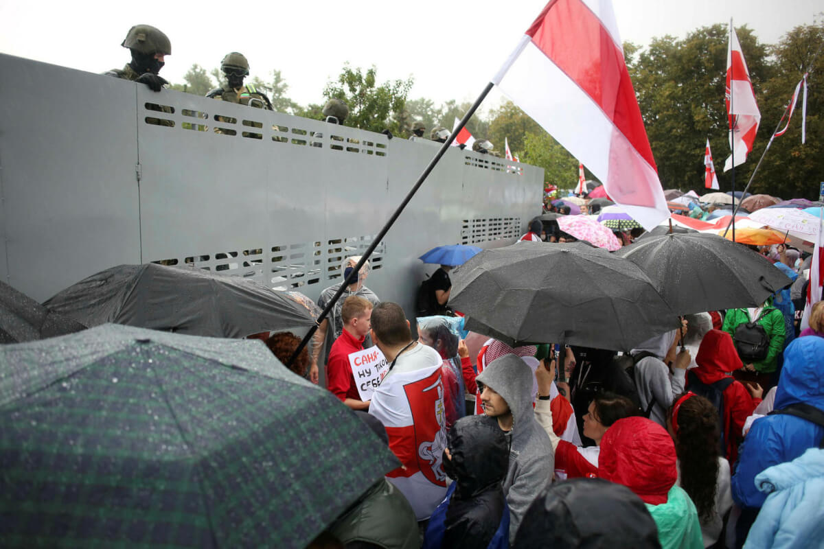 Protesters try to enter the center of Minsk