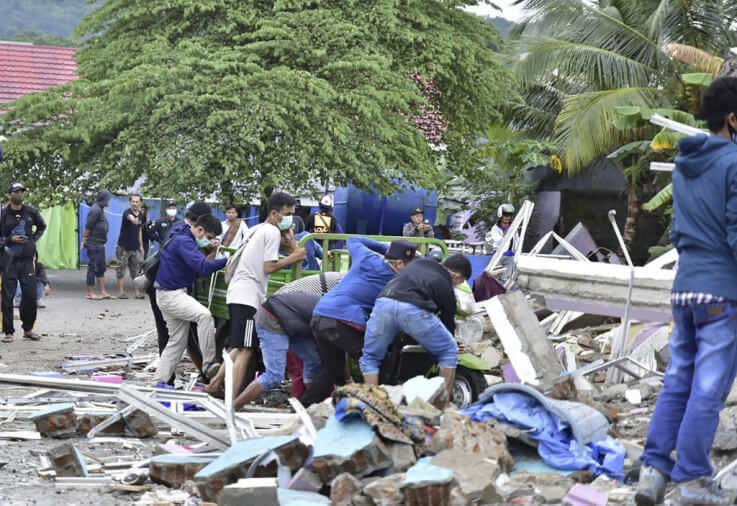 Citizens also joined the rescuers