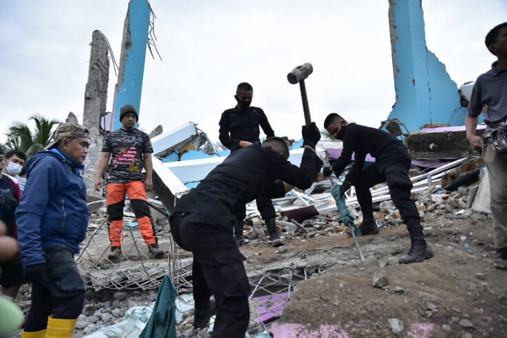 Rescuers are looking for people under the rubble