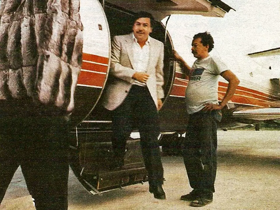 pablo-escobar-leaving-his-plane