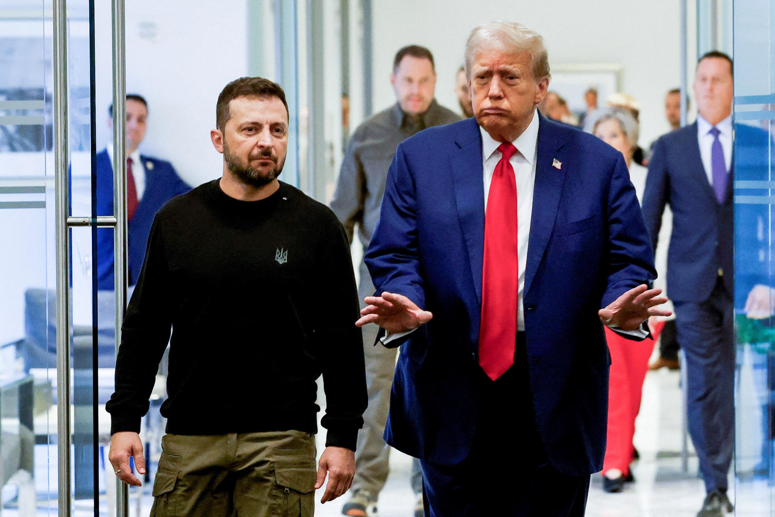Donald Trump (R) and Volodymyr Zelenskyy (L)