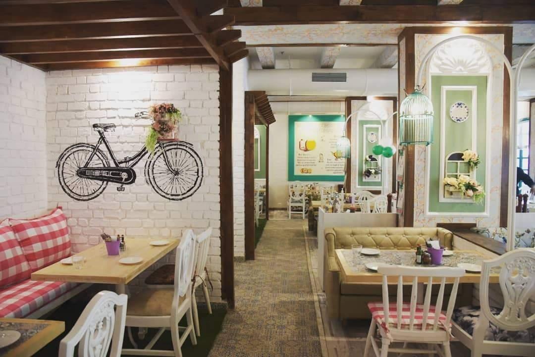 Grandamama's Cafe Juhu interior