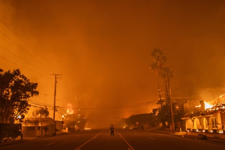 Ben Affleck leaves home due to a massive disaster in California