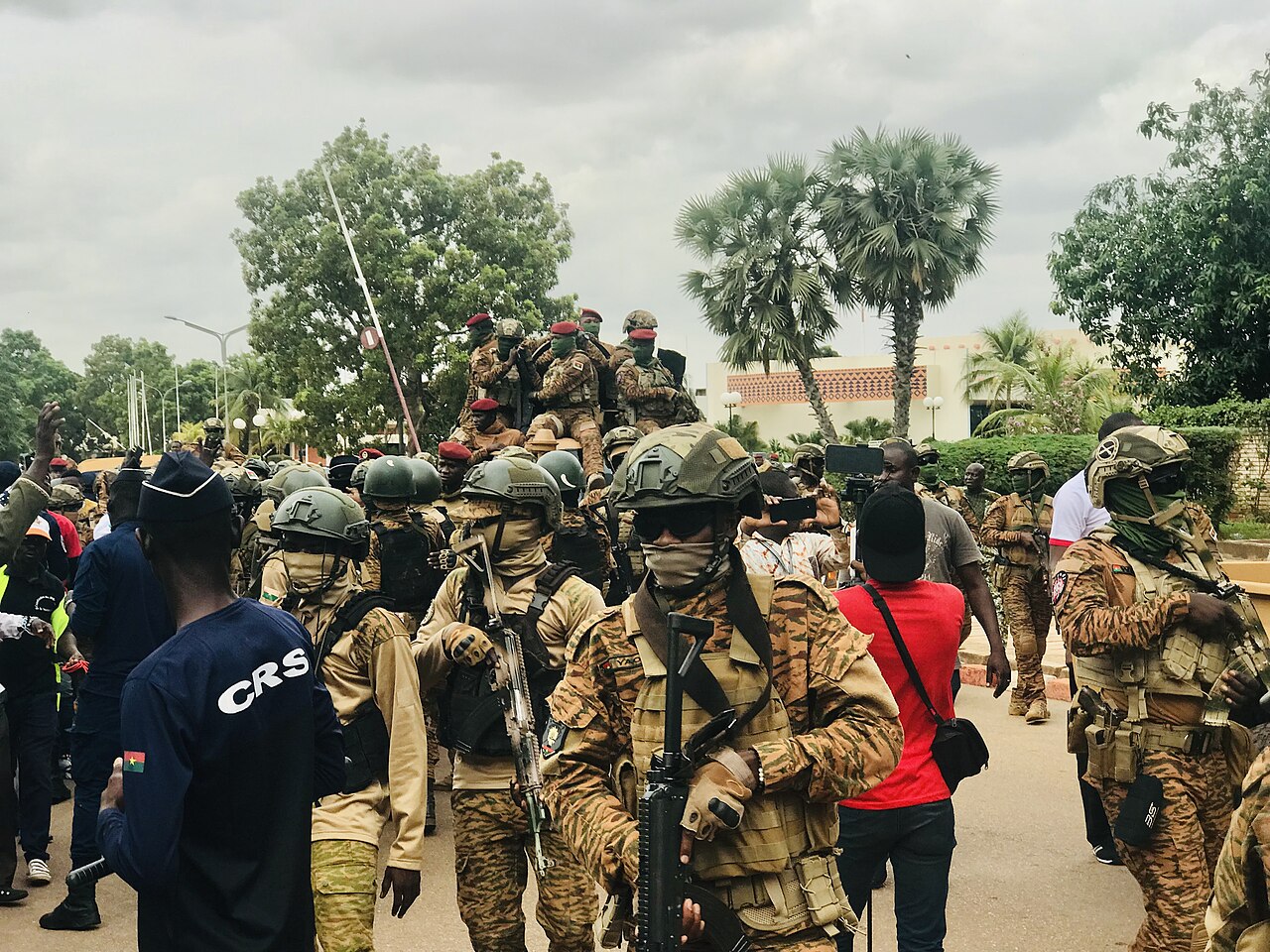 Burkinabe soldiers and a crowd at Ouagadougou airport welcoming Ibrahim Traore back from the Russia-Africa summit in July 2023