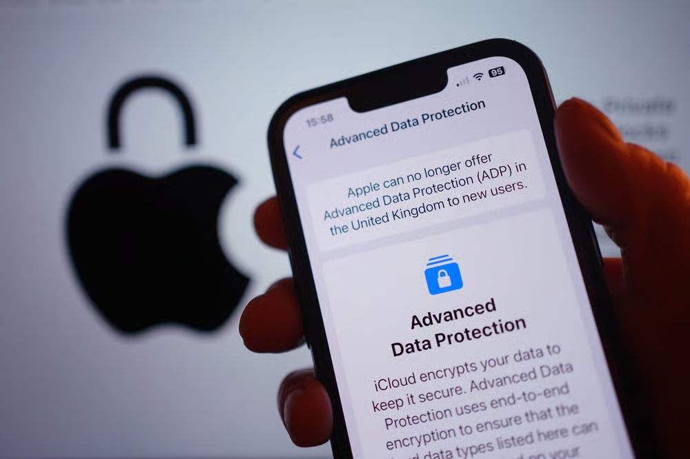 Apple store in London after UK retreats from encryption backdoor demand