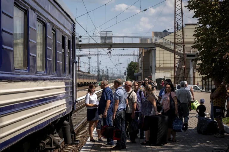 Civilians evacuated from Donetsk and Dnipropetrovsk frontline areas during Ukraine conflict August 2025