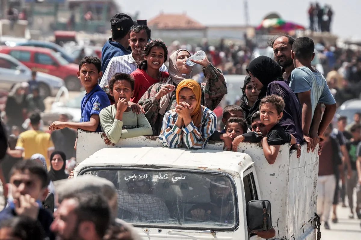Displaced Palestinians on al-Rashid coastal road Displaced Palestinians carry belongings on Gaza’s coastal road