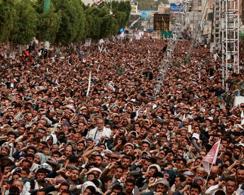 Thousands in Yemen mourn Houthi martyrs during funeral in Sanaa after Israel attack