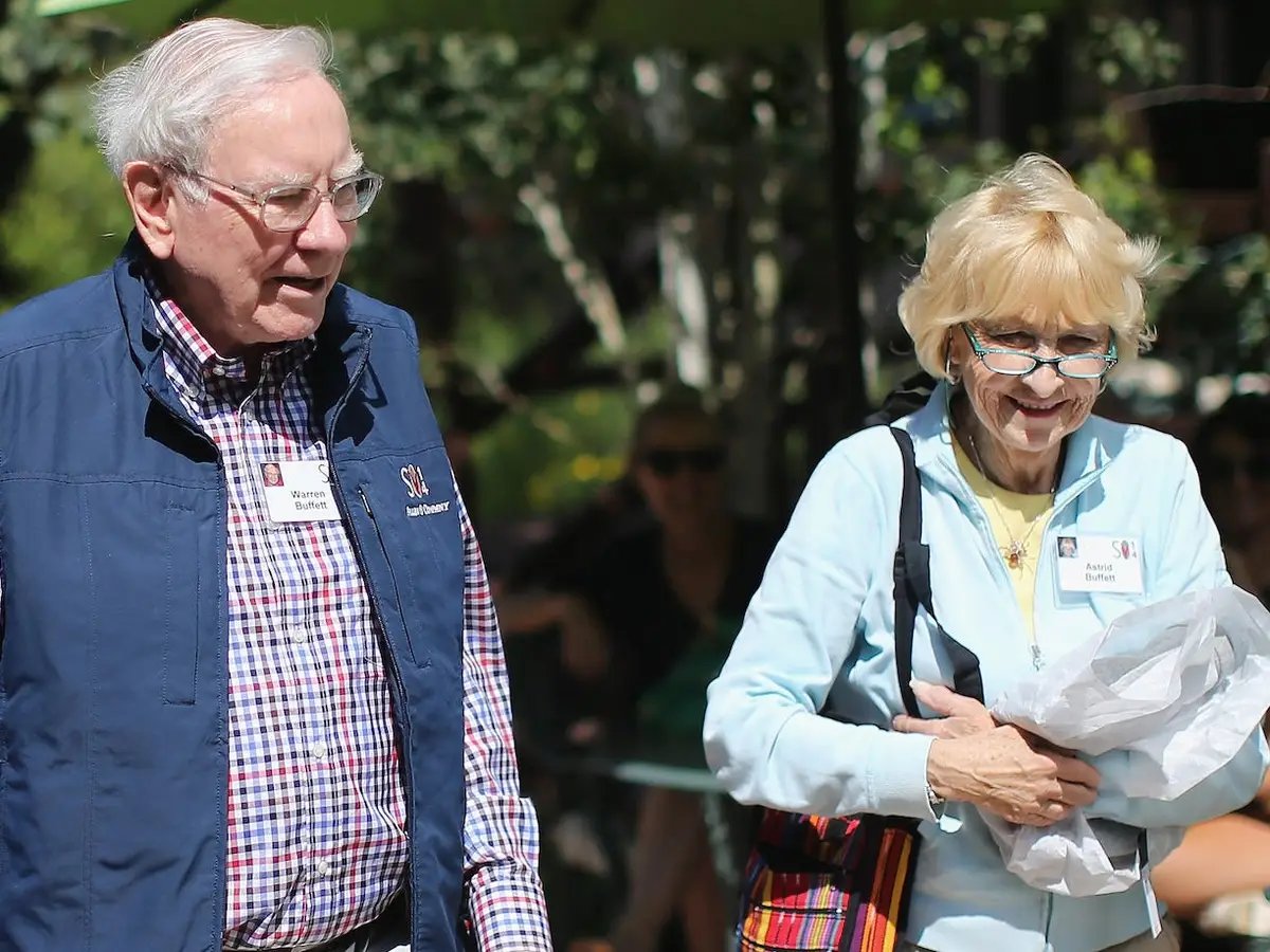 astrid menks berkshire hathaway meeting, warren buffett wife public events
