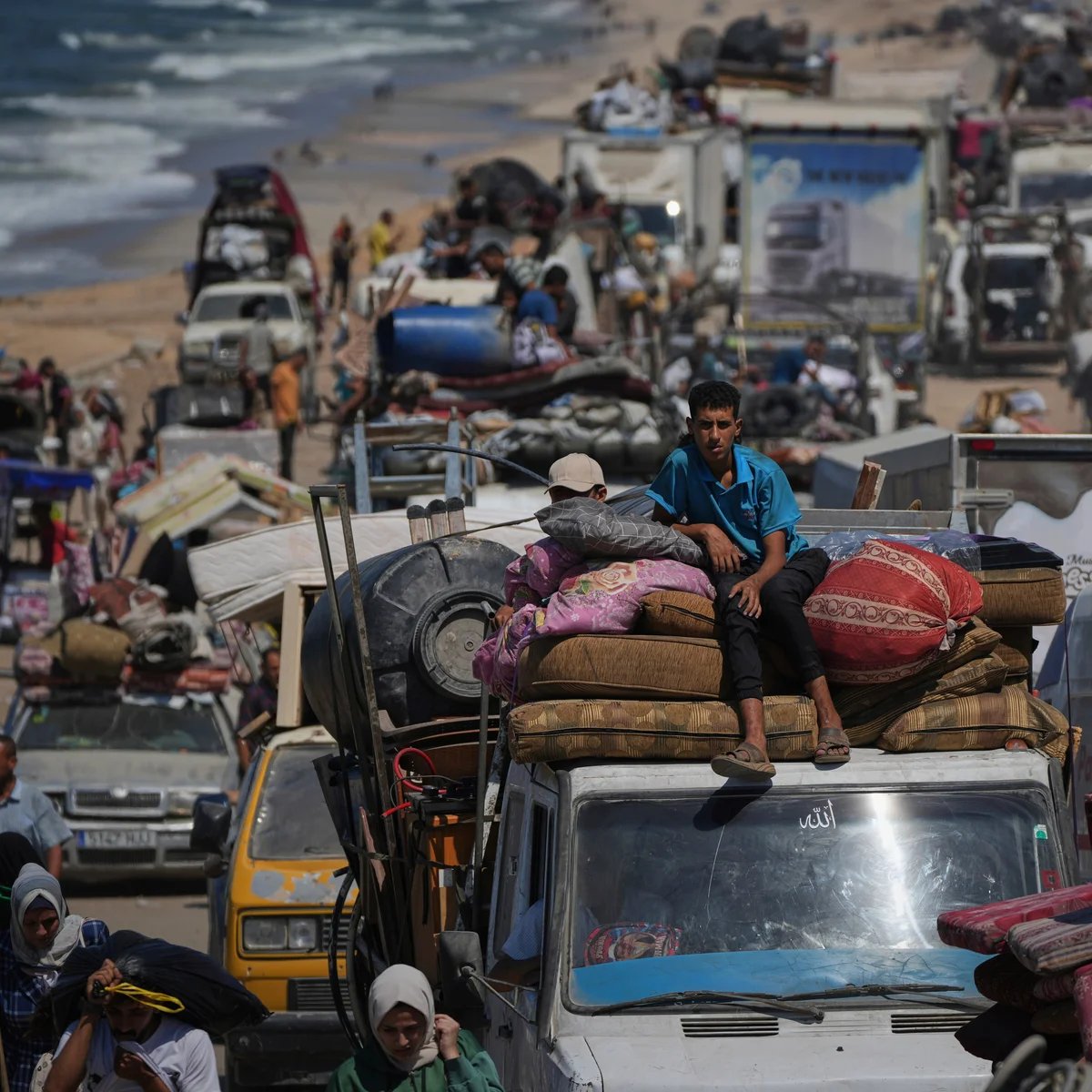 Displaced Palestinian families on Gaza’s al Rashid coastal road amid shelling and hunge