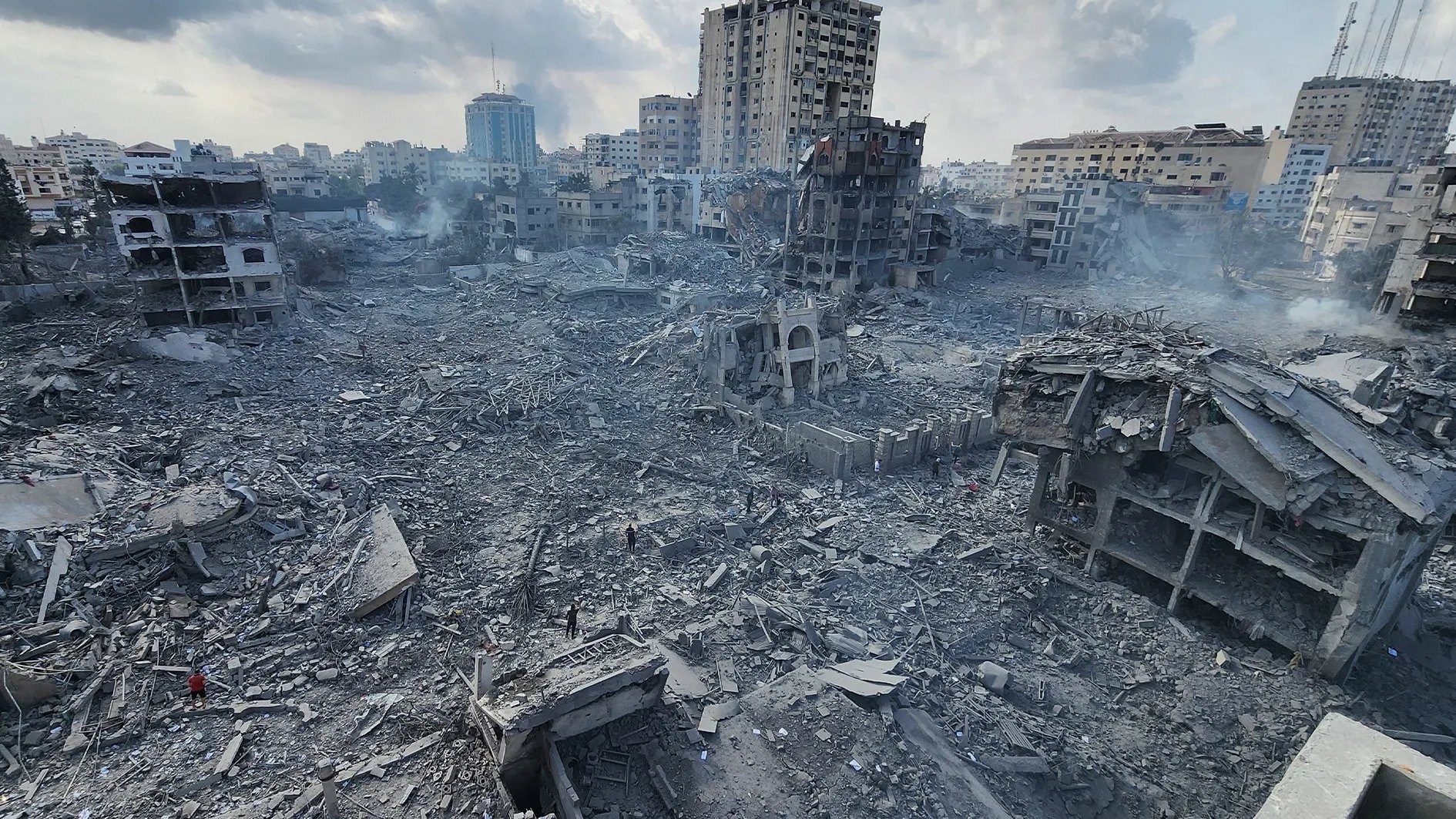 civilians fleeing gaza strip amid israeli gaza war destruction
