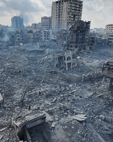 civilians fleeing gaza strip amid israeli gaza war destruction
