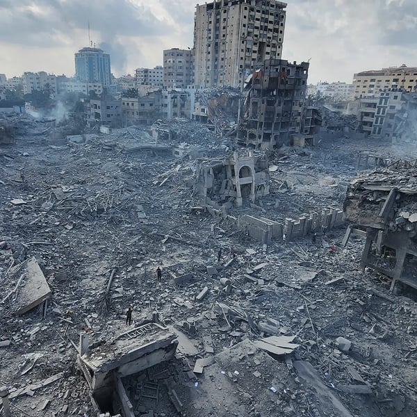 civilians fleeing gaza strip amid israeli gaza war destruction