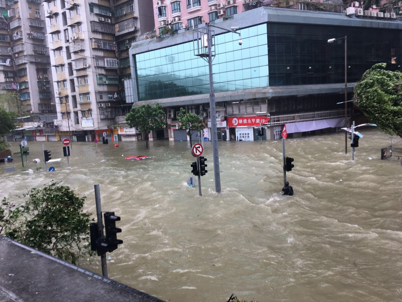 Macau Cotai Flood Barriers Deployed Temporary flood walls protect Cotai resort corridors during Typhoon Ragasa