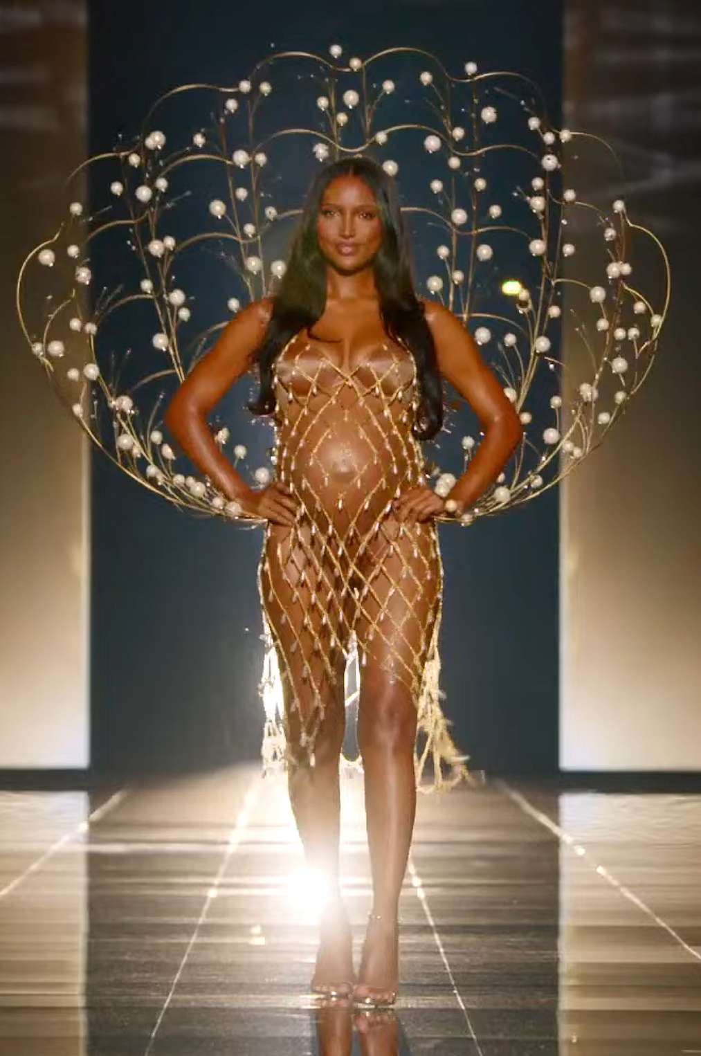 Jasmine Tookes opens the 2025 runway—pregnant and radiant Jasmine Tookes, visibly pregnant, opening the 2025 Victoria’s Secret runway in a sparkling sheer look