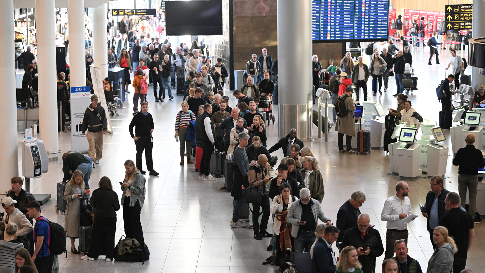 Drone sightings halt flights in Copenhagen Passengers wait at Copenhagen Airport during drone disruption