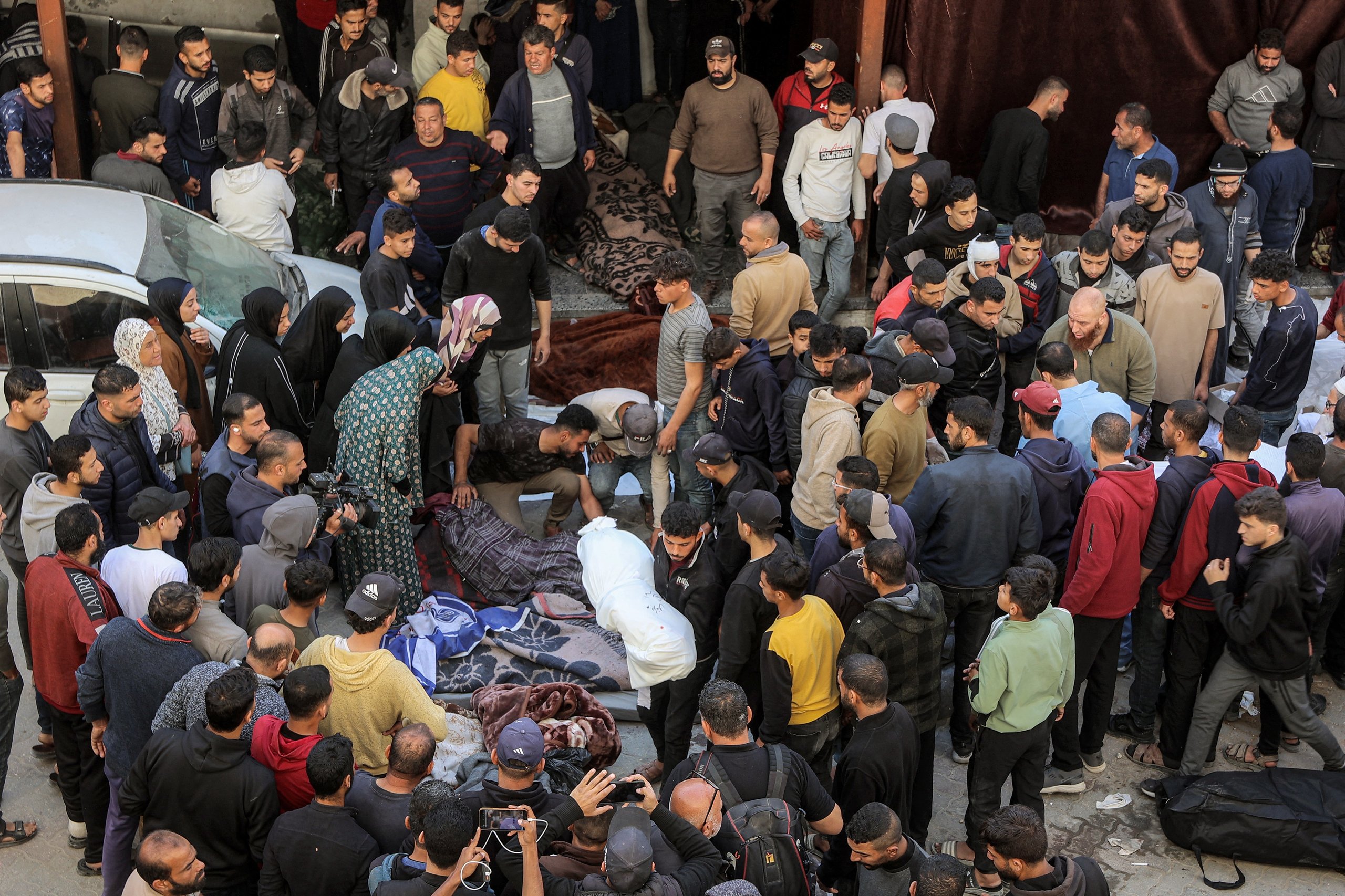 Managing queues and distributions during the truce Civilian foot traffic resumes as armed men and local police manage queues near a Gaza clinic during the ceasefire