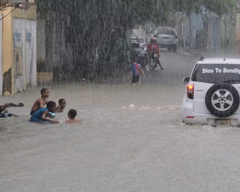 Storm surge from Hurricane Melissa crashes over Kingston seawall as Jamaica braces for landfall