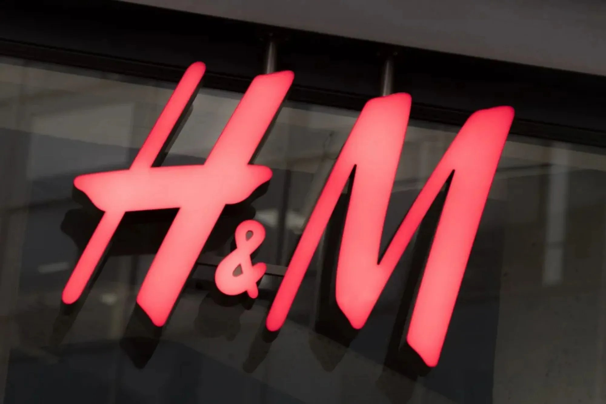 H&M store closing with shutters down as part of 2025 global restructuring