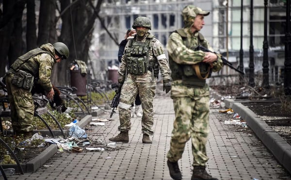 Ukrainian soldiers advance under fire during Russia Ukraine war day 1357