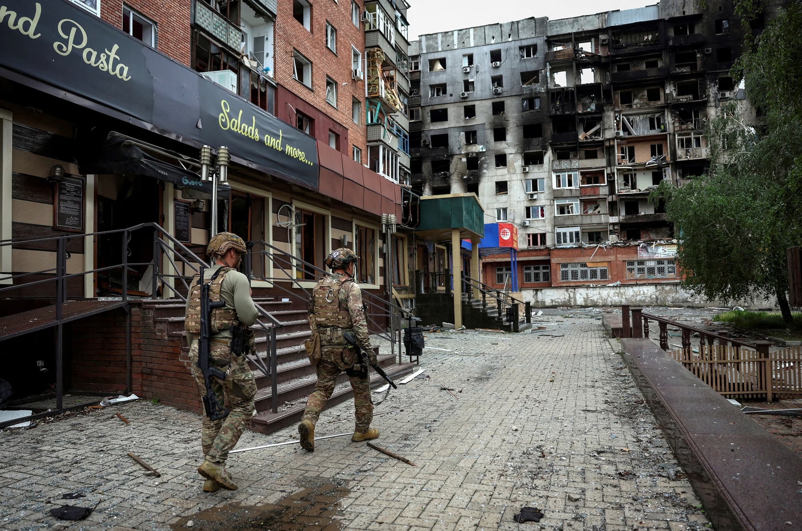 Russian and Ukrainian forces clashing in urban combat at Pokrovsk, November 2025