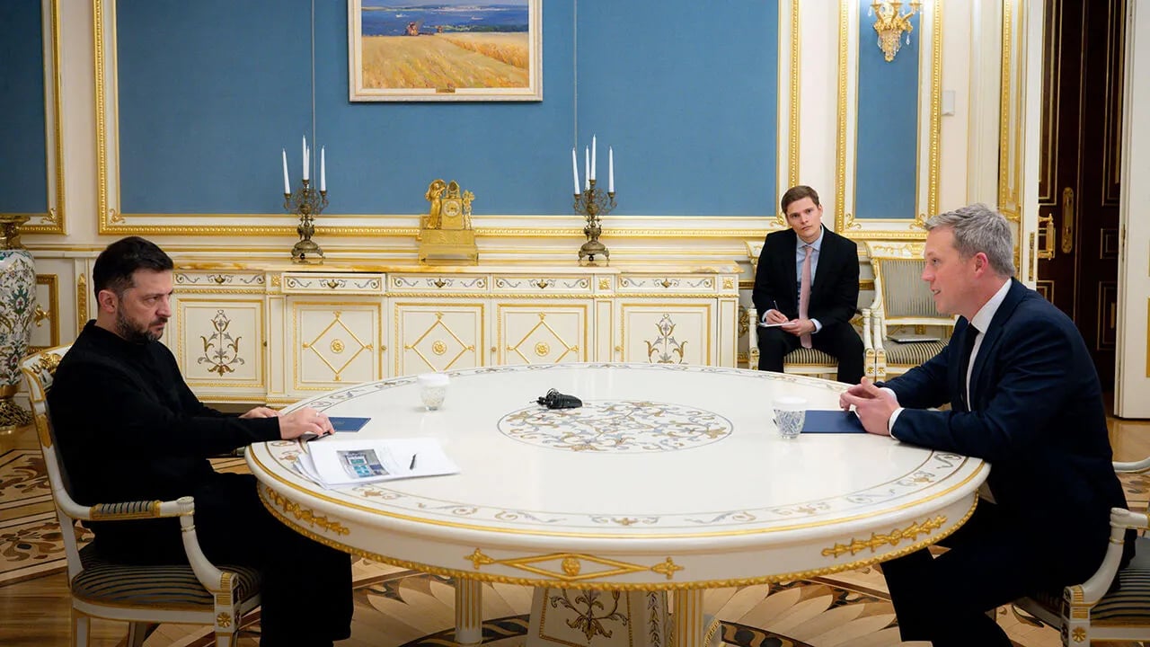 US and NATO Officials in Ukraine Peace Discussion US and NATO officials discussing Ukraine peace plan 2025
