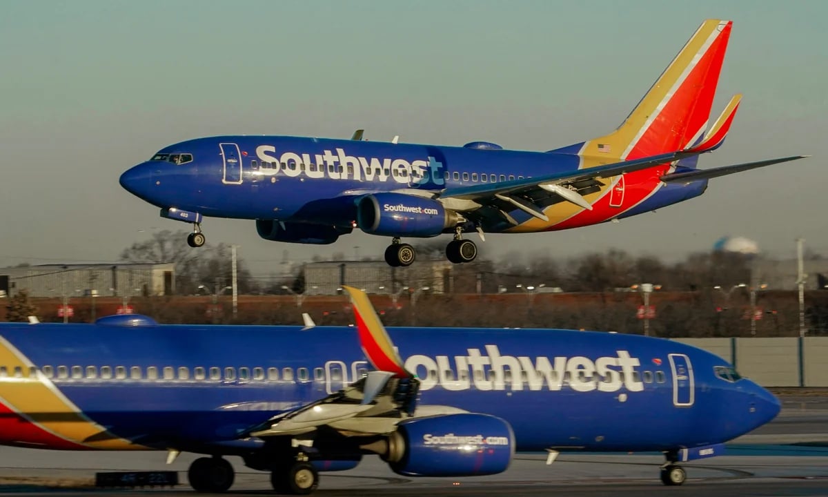 Southwest Airlines 2022 holiday meltdown 16900 flights canceled stranded passengers
