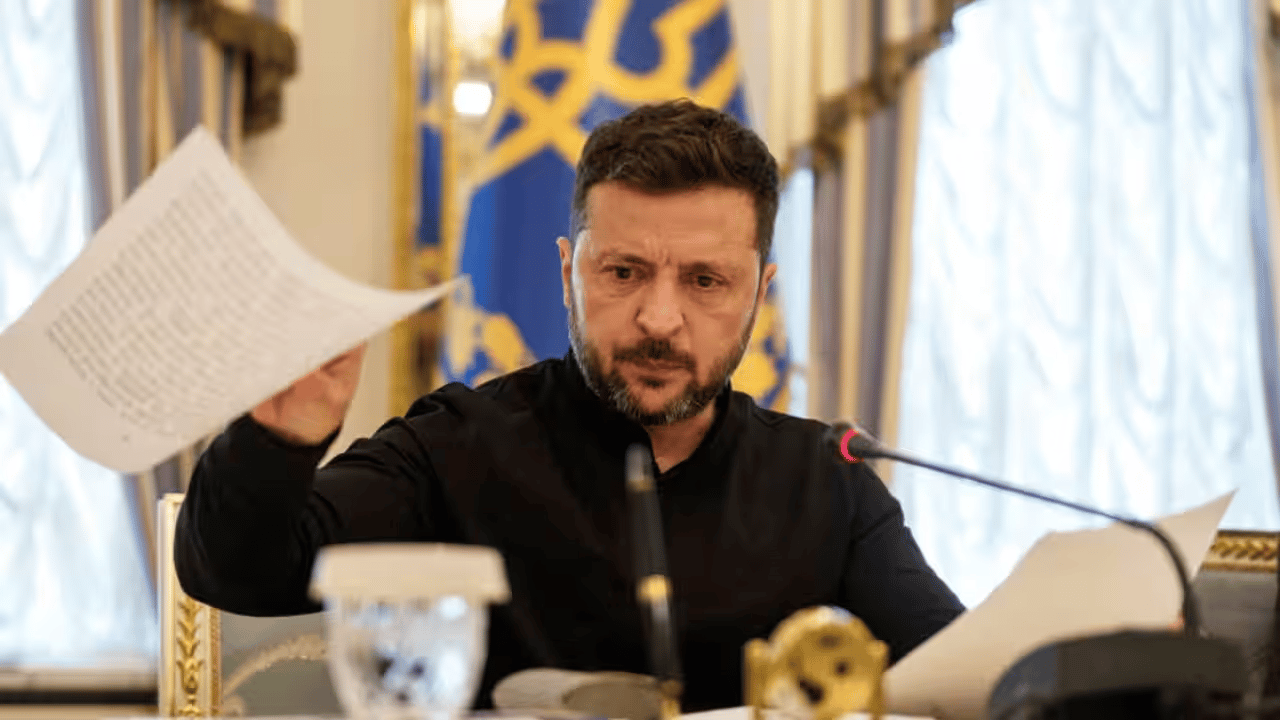 Zelenskyy promises end corruption while MPs take bribes