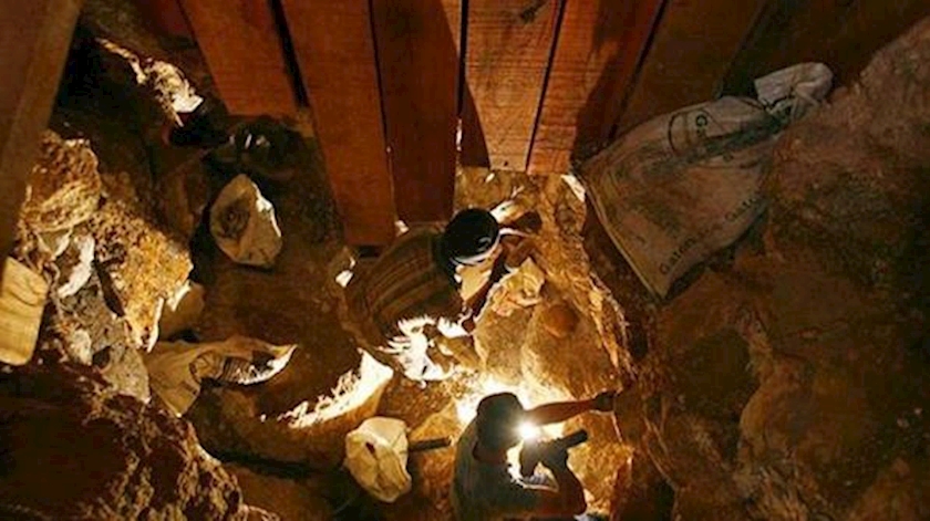 Local residents attempt rescue after gold mine collapse in Abu Jubaiha Sudan