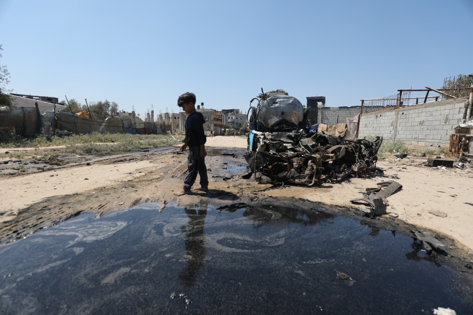 Open sewage and polluted water surround Gaza displacement camps after infrastructure collapse