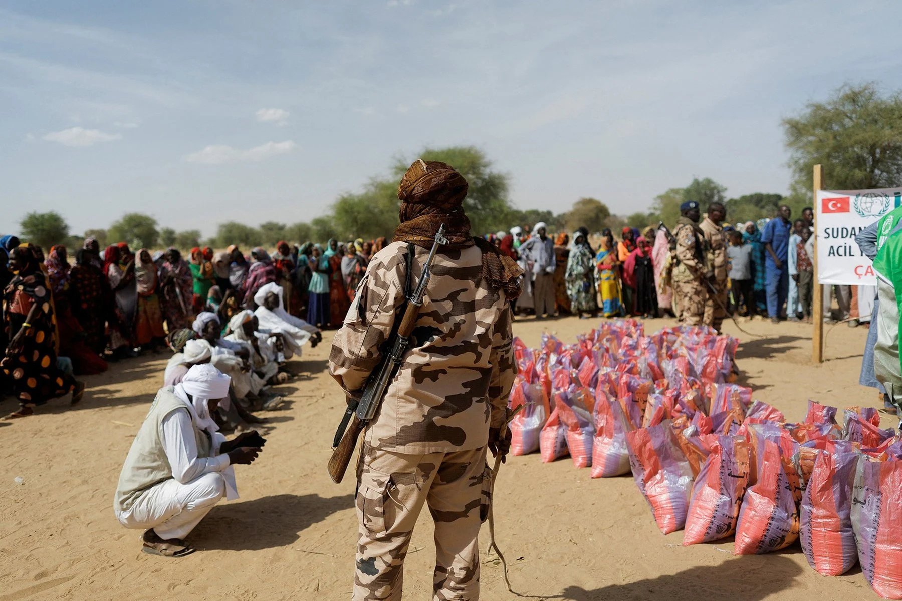 Sudanese refugees fleeing Darfur violence near Chad border during Sudan civil war 2026