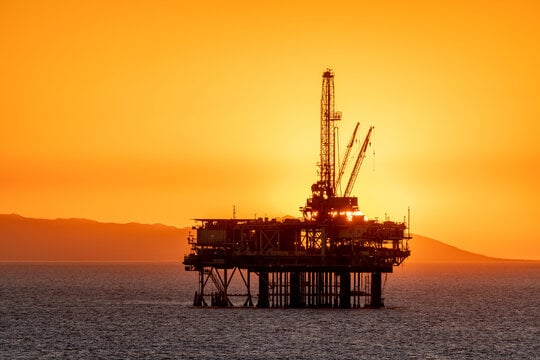 Oil refinery in the Gulf region amid rising Strait of Hormuz tensions