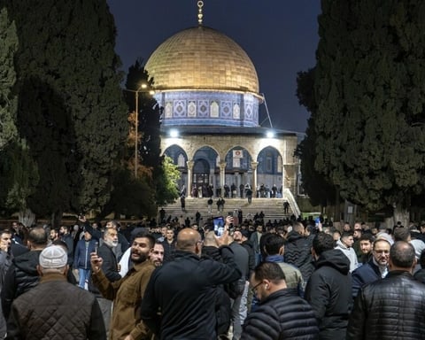 Palestinians pray at Al-Aqsa Mosque after Israel lifts 40-day restriction in Jerusalem