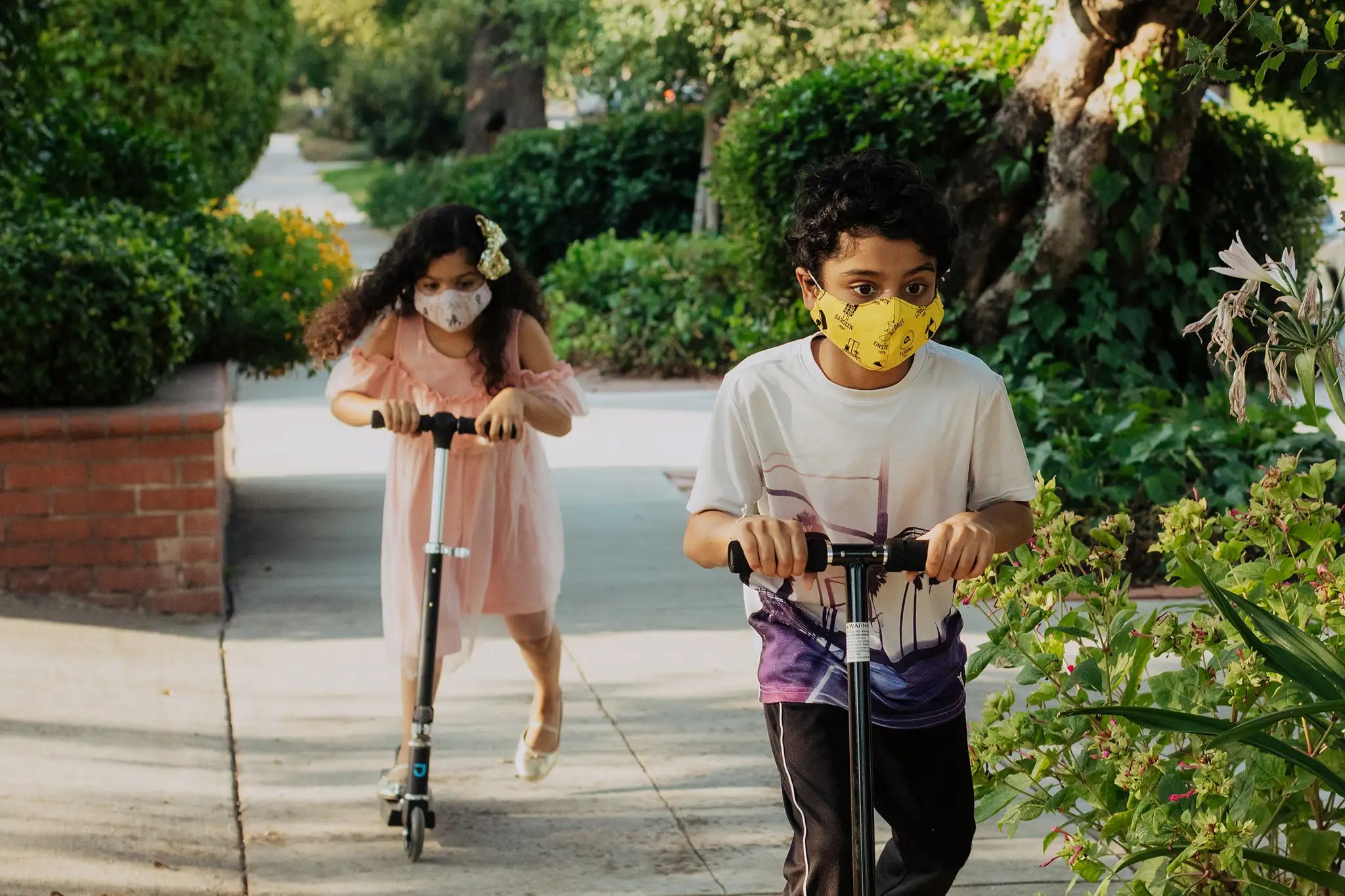 Child exposed to polluted air wearing mask