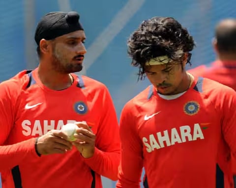 Image SEO Alt (Alternative text): Harbhajan Singh slaps Sreesanth during IPL 2008 after match in Mohali, India, showing the exact moment of the famous slapgate controversy. Sreesanth is seen with a shocked expression.