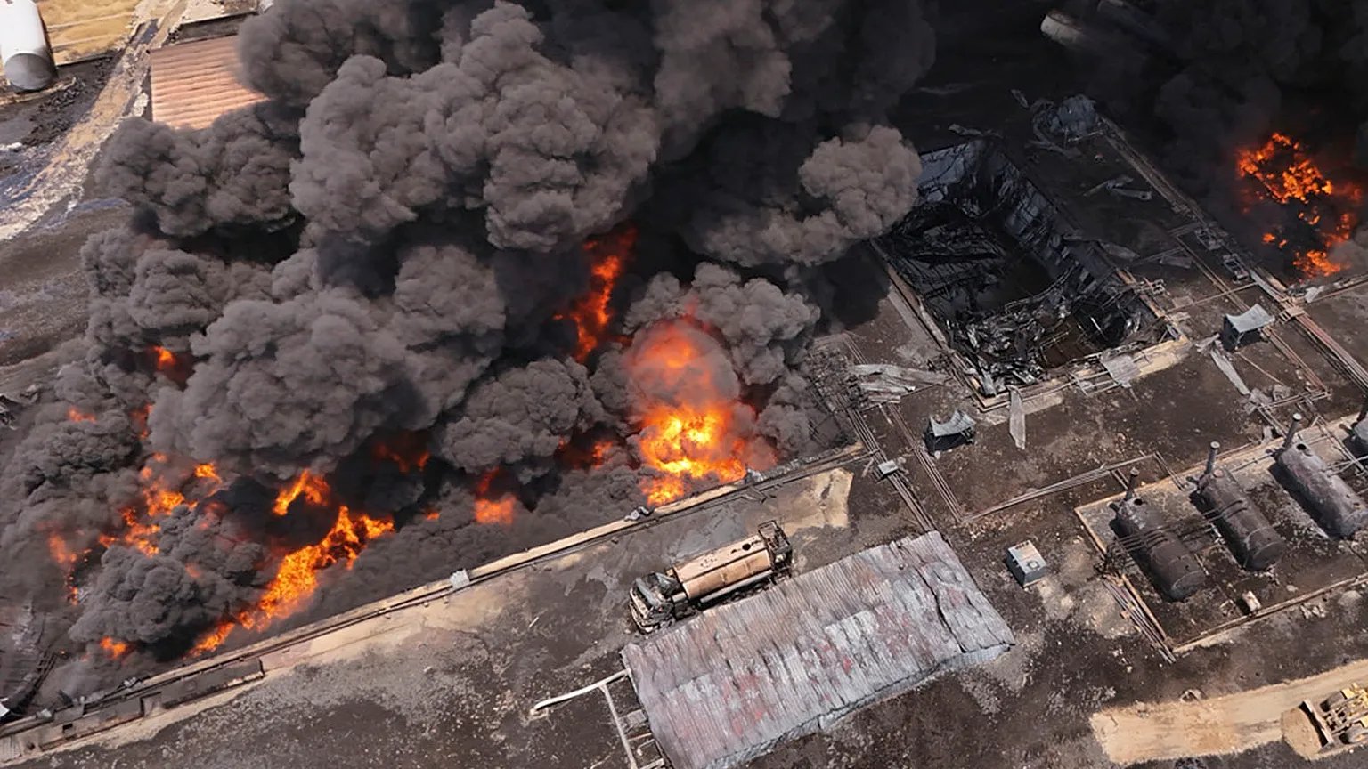 Fire at oil facility after strikes during Iran war affecting global markets