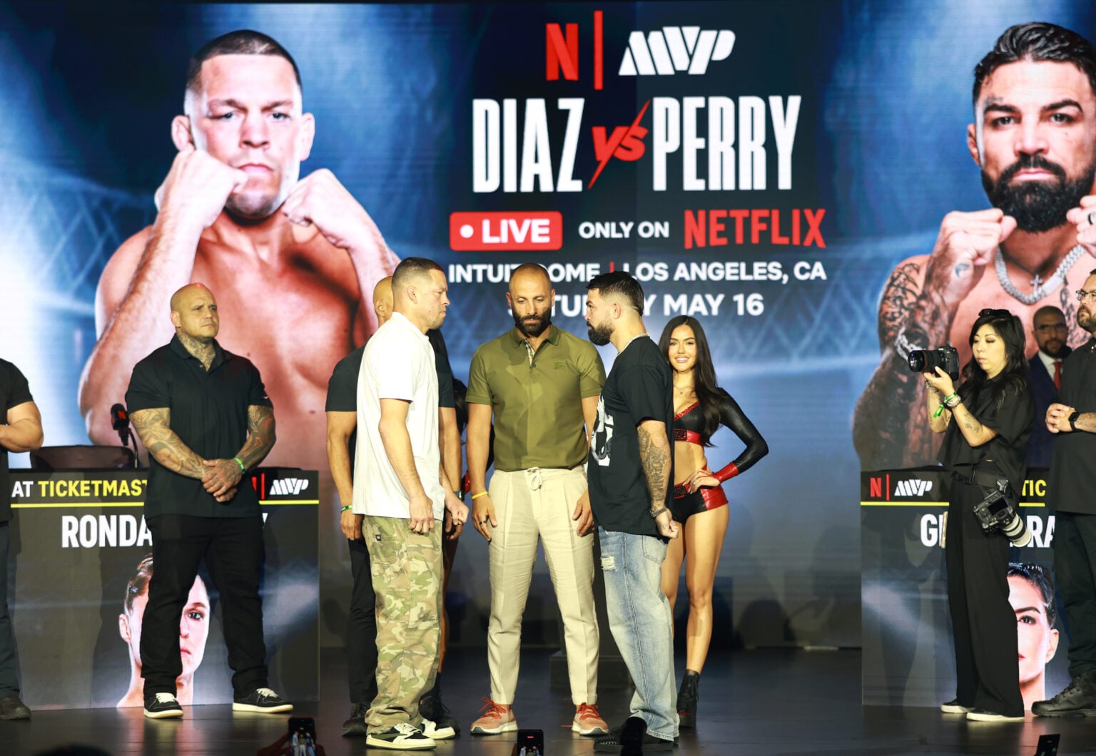 Mike Perry attacks Nate Diaz with elbows during brutal MMA fight