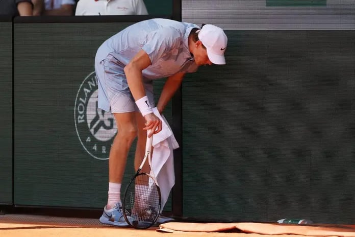 Jannik Sinner reacts during his shocking French Open 2026 defeat against Juan Manuel Cerúndolo in extreme Paris heat