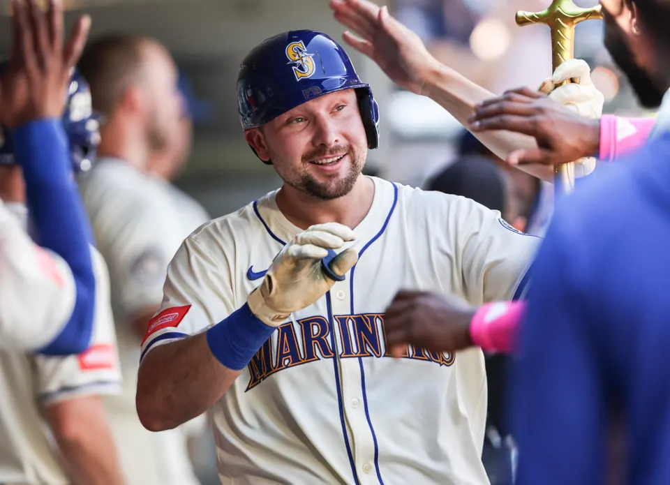 Cal Raleigh singles to break 0-for-38 slump against Astros
