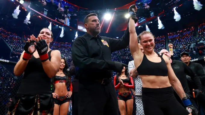 Ronda Rousey submitting Gina Carano in Netflix MMA fight