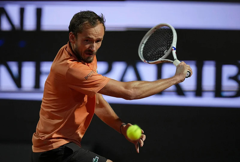 Jannik Sinner playing forehand shot against Daniil Medvedev in Rome semifinal