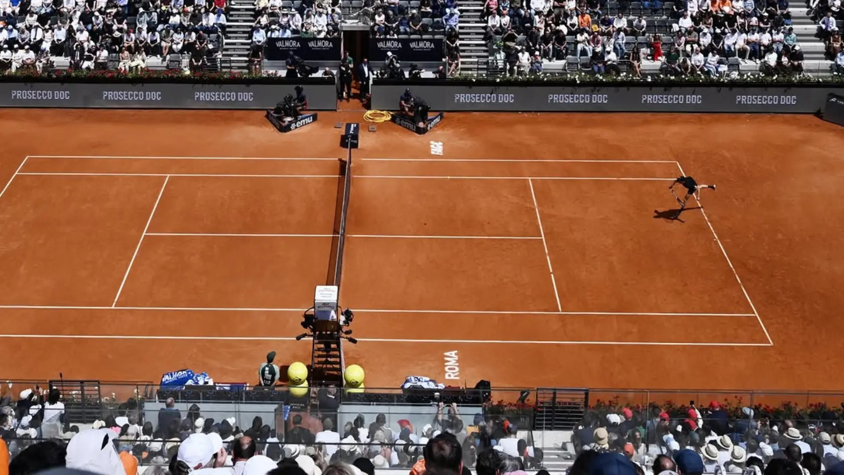 Sinner Medical Timeout Rome 2026 Controversy Jannik Sinner receiving medical treatment during Rome semifinal while Daniil Medvedev disputes umpire decision