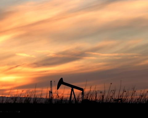 Trading screens and oil markets react to renewed US-Iran tensions as the ASX 200 falls in May 2026