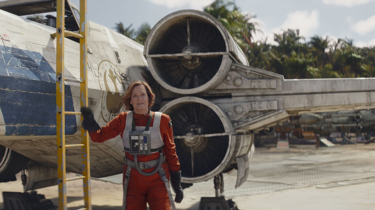 Sigourney Weaver as Colonel Ward in The Mandalorian and Grogu Sigourney Weaver as Colonel Ward, a New Republic officer, in Lucasfilm's Star Wars: The Mandalorian and Grogu