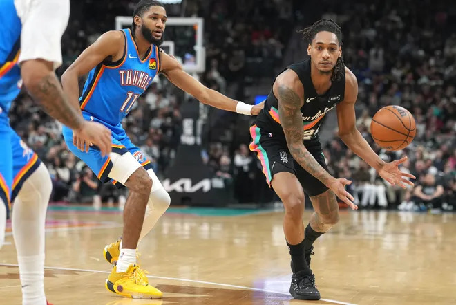 De'Aaron Fox attacks the basket against Oklahoma City Thunder defenders