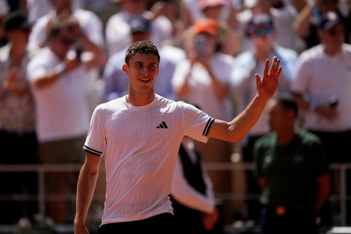 Jannik Sinner reacts during his French Open 2026 second-round loss to Juan Manuel Cerundolo at Roland Garros