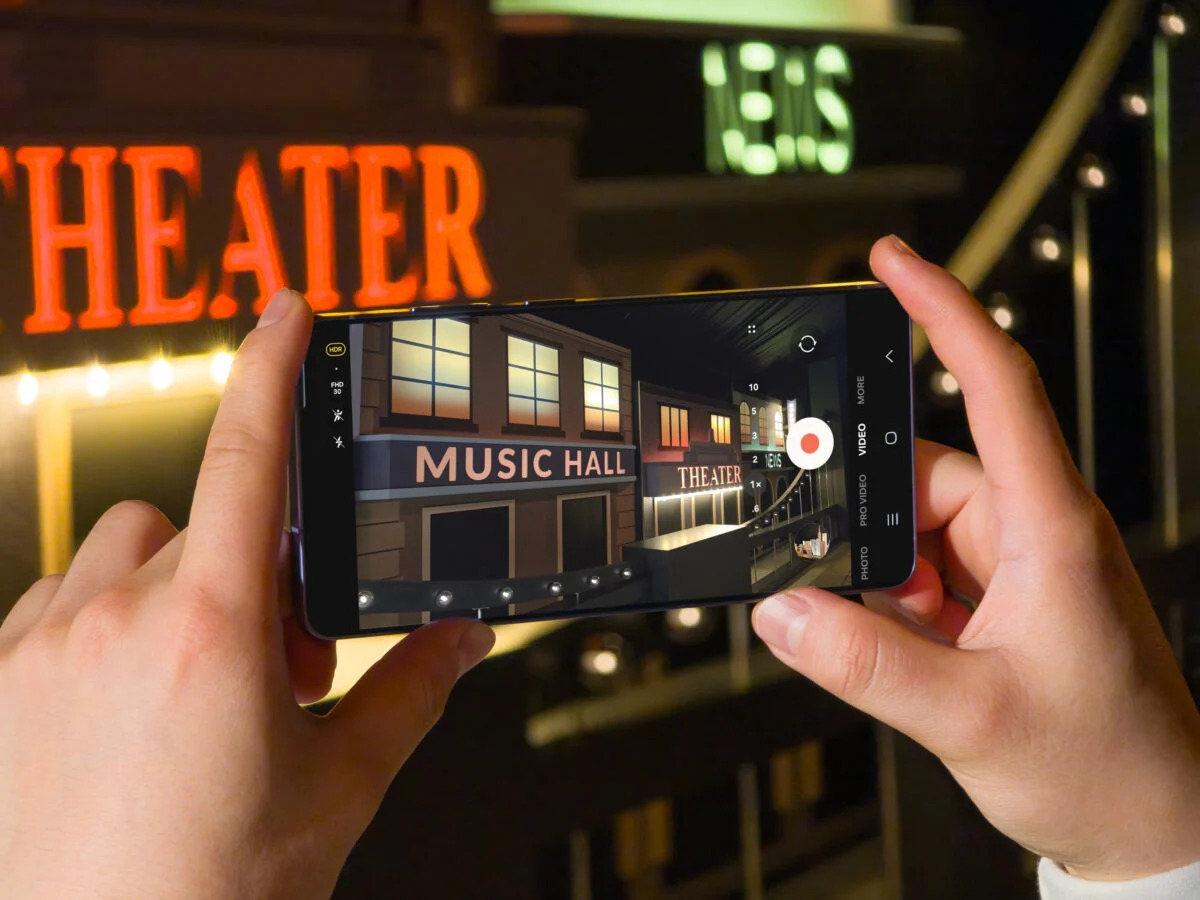 Samsung Galaxy S26 Ultra capturing a night cityscape using AI-powered Pro Mode photography