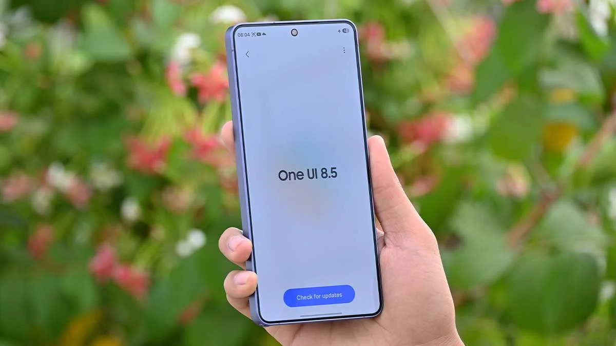 Samsung One UI 8.5 showing dark mode bug, video call error, and UI glitches on Galaxy phones